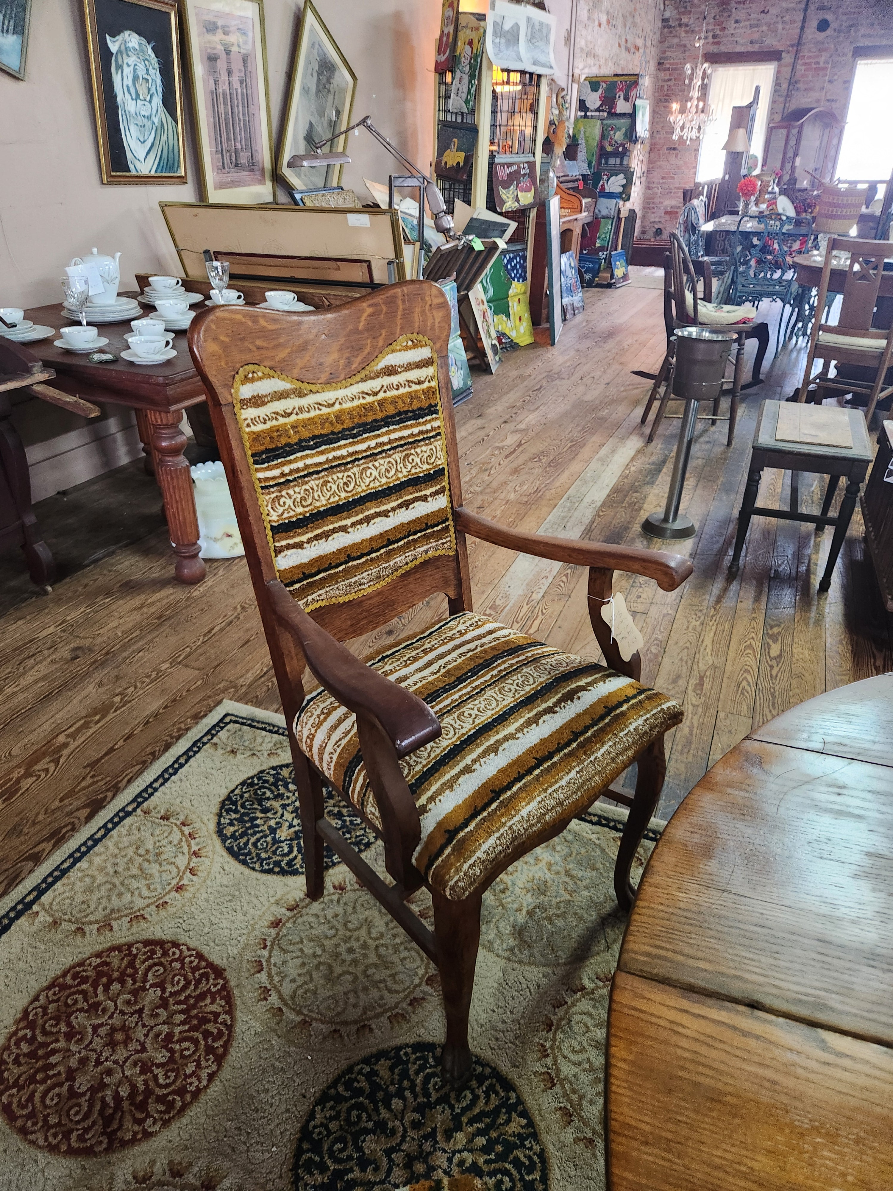 Antique Quarter-Sawn Oak Extension Dining Table with Carved Lion Paw Foot Pedestal & 5 Retro Chairs