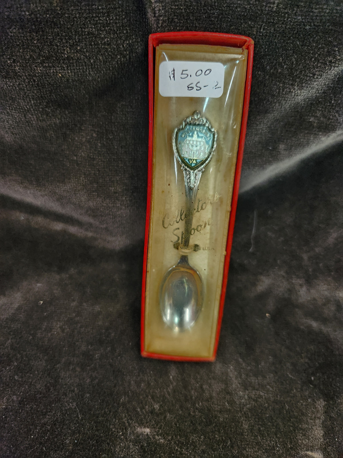 Vintage Metal Souvenir Spoon from Williamsburg, Virginia, Featuring an Enameled Shield Handle Design
