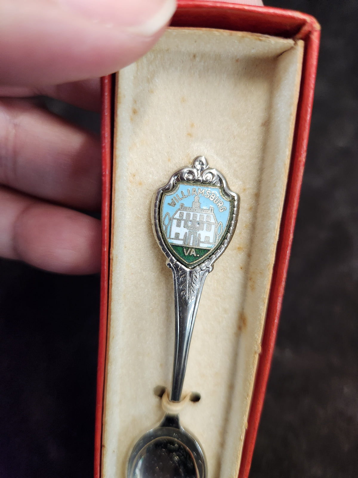 Vintage Metal Souvenir Spoon from Williamsburg, Virginia, Featuring an Enameled Shield Handle Design