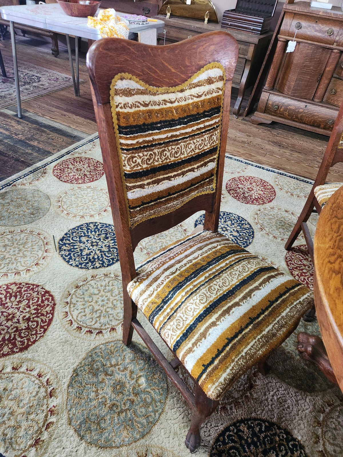 Antique Quarter-Sawn Oak Extension Dining Table with Carved Lion Paw Foot Pedestal & 5 Retro Chairs