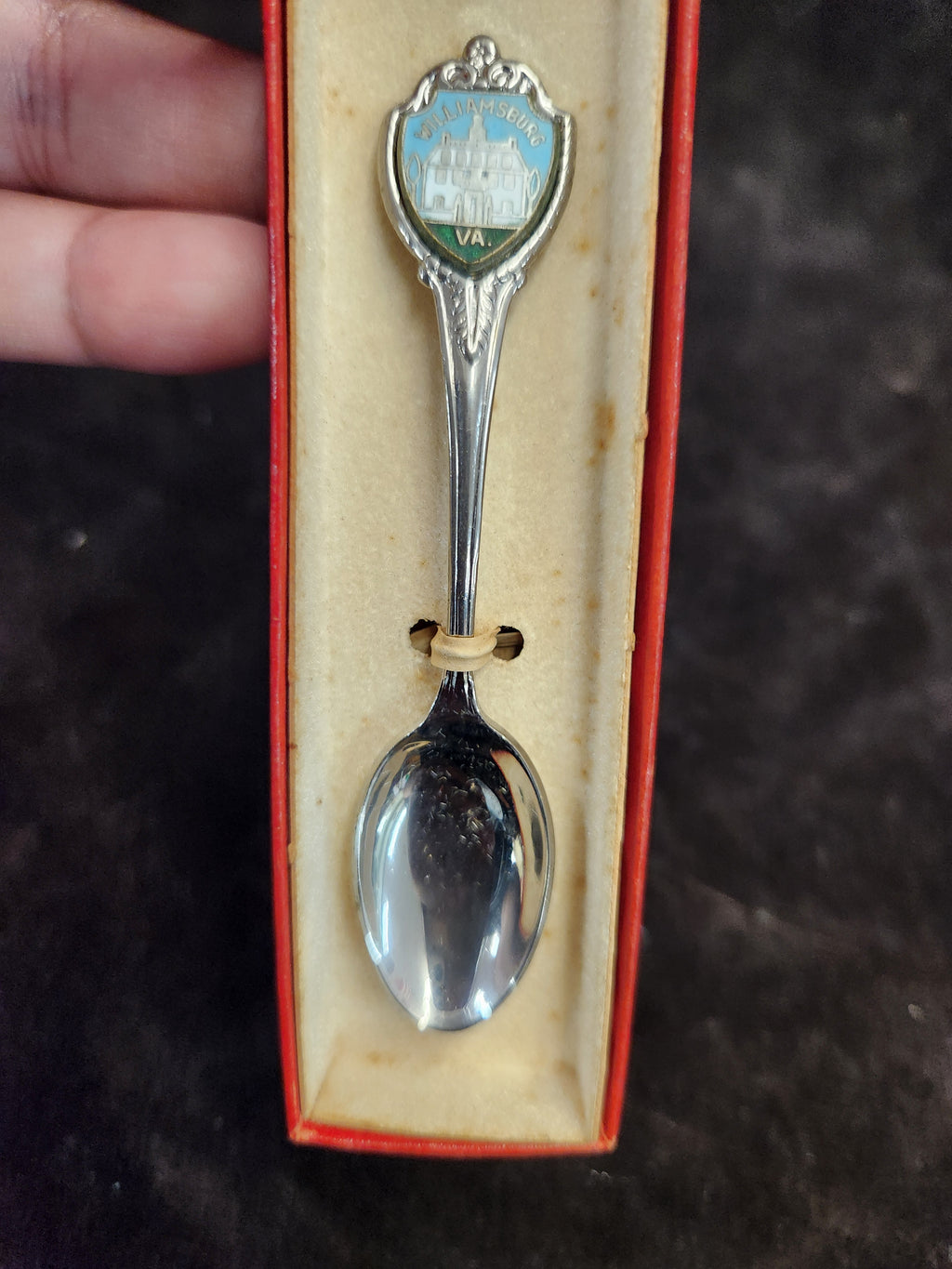 Vintage Metal Souvenir Spoon from Williamsburg, Virginia, Featuring an Enameled Shield Handle Design