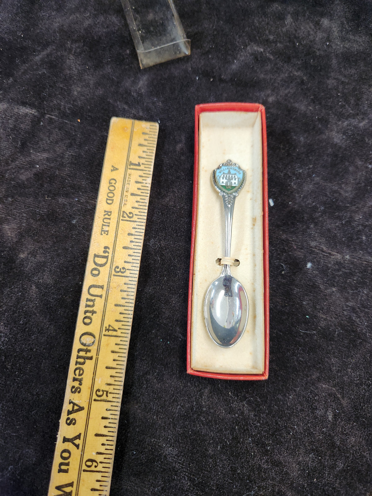 Vintage Metal Souvenir Spoon from Williamsburg, Virginia, Featuring an Enameled Shield Handle Design