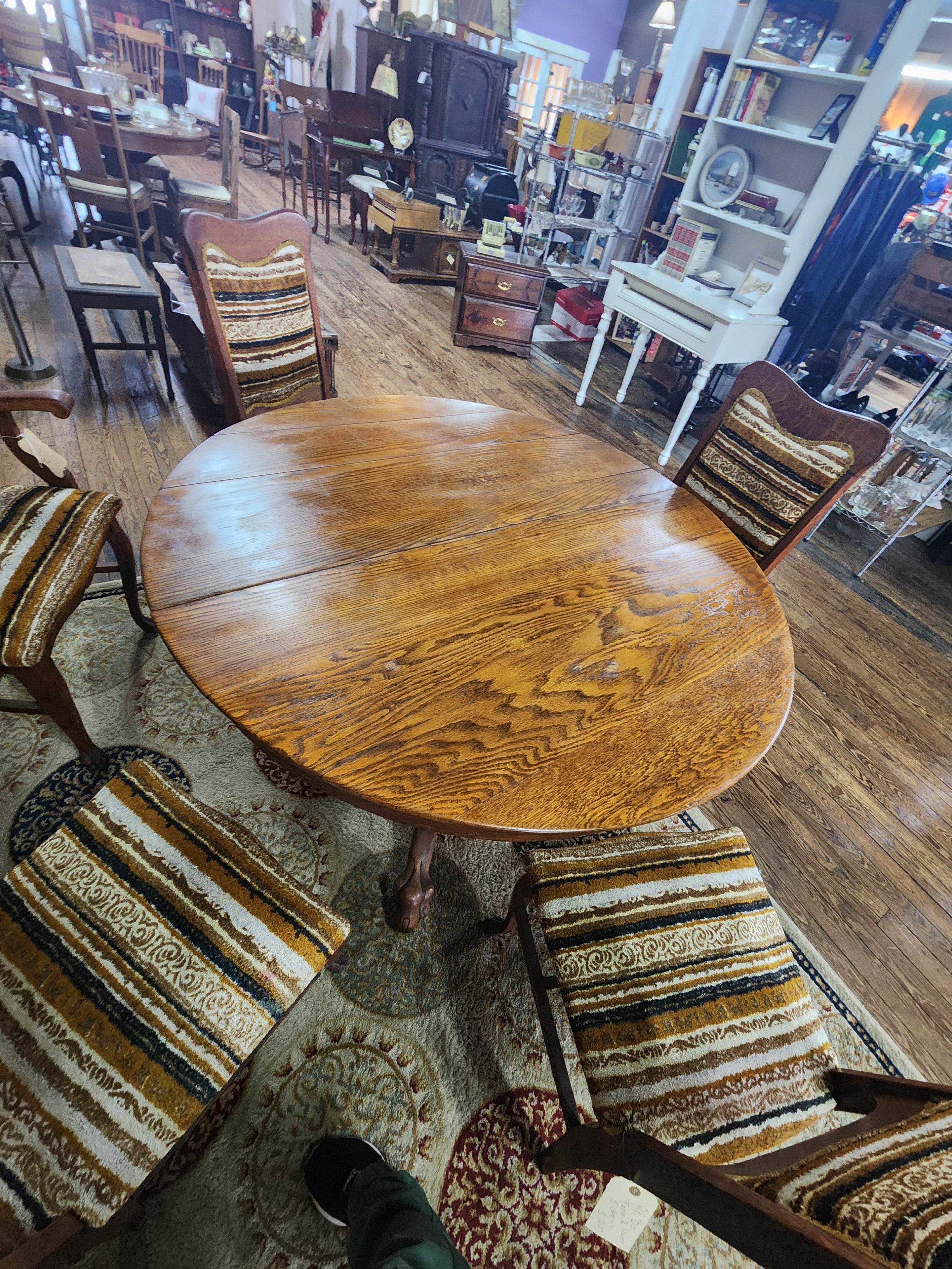Antique Quarter-Sawn Oak Extension Dining Table with Carved Lion Paw Foot Pedestal & 5 Retro Chairs
