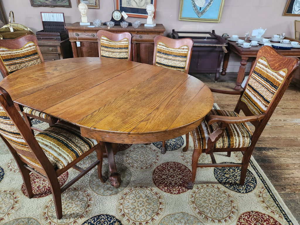 Antique Quarter-Sawn Oak Extension Dining Table with Carved Lion Paw Foot Pedestal & 5 Retro Chairs
