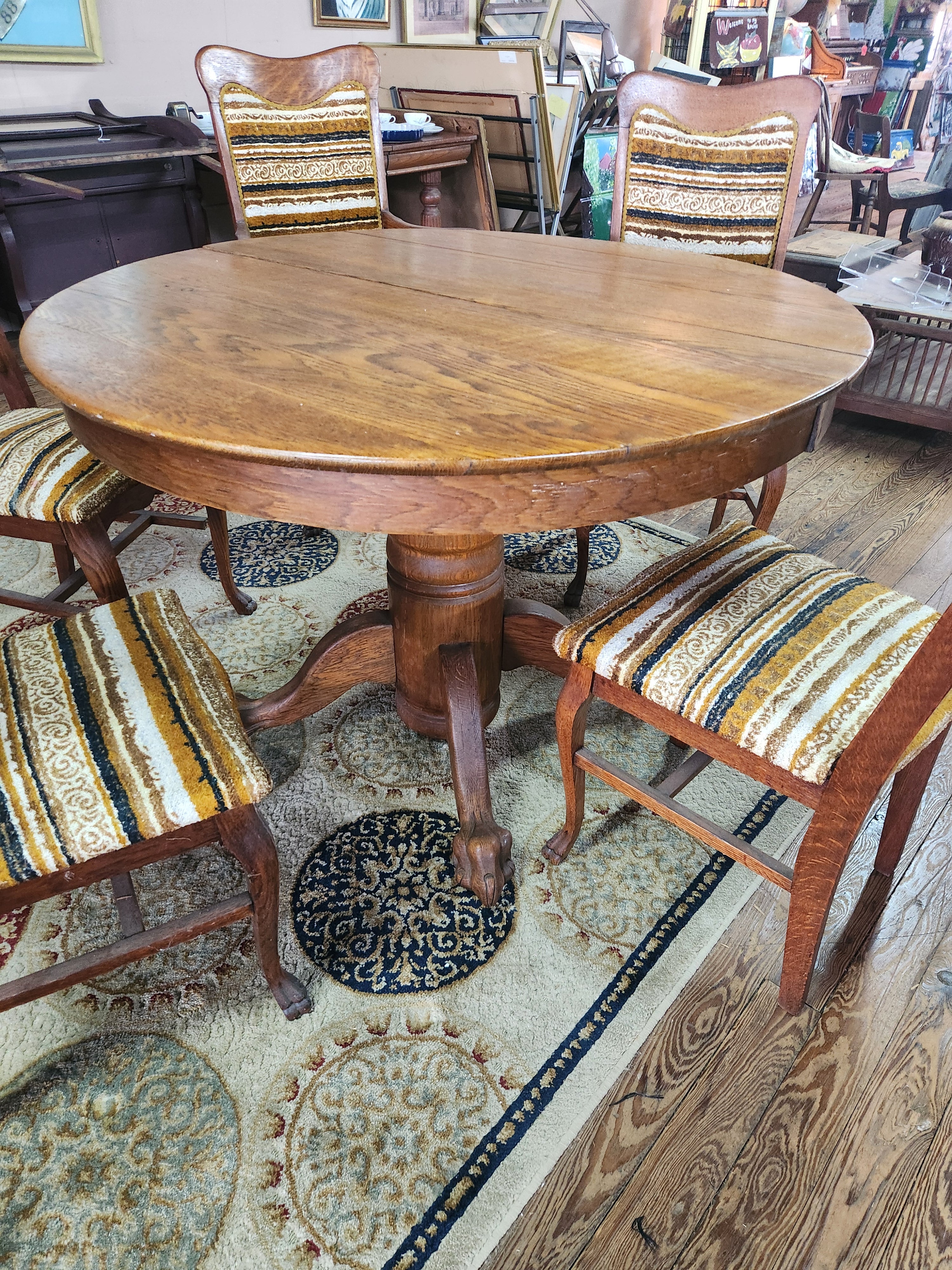 Antique Quarter-Sawn Oak Extension Dining Table with Carved Lion Paw Foot Pedestal & 5 Retro Chairs