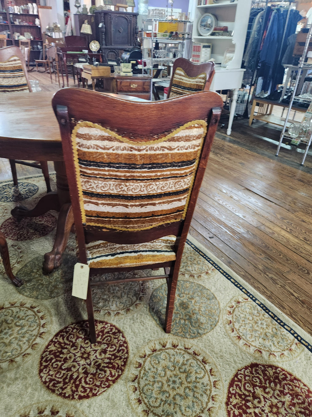 Antique Quarter-Sawn Oak Extension Dining Table with Carved Lion Paw Foot Pedestal & 5 Retro Chairs